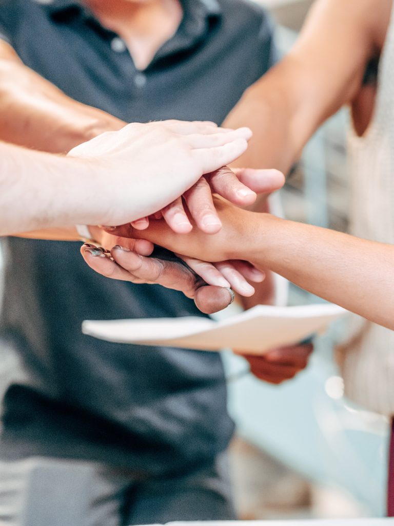 Geinschaft legt Hände zusammen